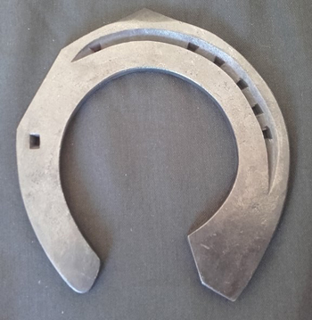 Befordult sarokfalú, bokázó első lábra való patkó maselotte-tal