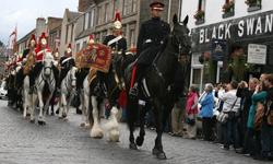 angol-parades-lovak250