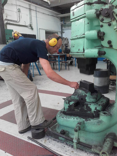 Pródán Norbert a patkolókovács-mester vizsgára felkészítő tanfolyam BME-n tartott kurzusán