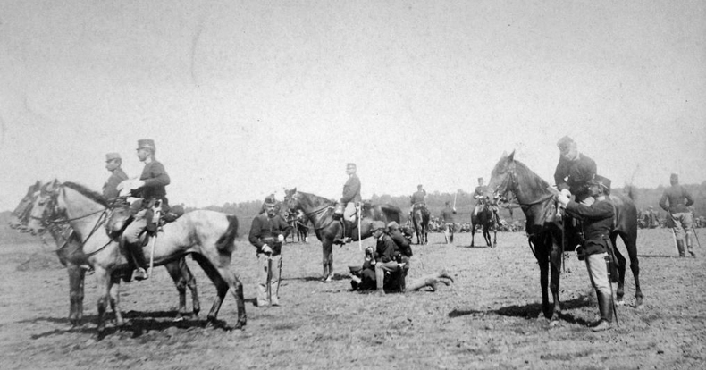 Az Osztrák-Magyar Monarchia hadseregének hadgyakorlata. A felvétel 1897-ben készült. Kép forrása: Fortepan